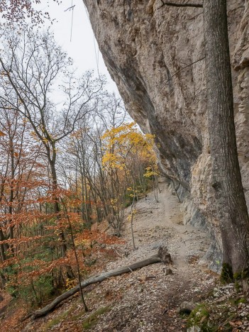 Sentier sous l'encorbellement des falaises