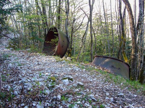 Charbonnières abandonnées dans la Montagne de l'Épine, vestiges du passé artisanal voire industriel de larégion