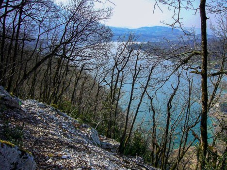 Le Lac d'Aiguebelette vu de la descente par le sentier de la Drayère