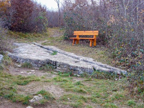 Le banc de bois de la Pierre Vire, Saint-Maurice-de-Rotherens