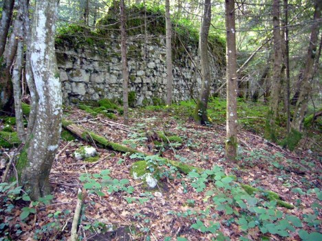 Le mur de l'ancienne maladrerie à proximité de la falaise du Recorba