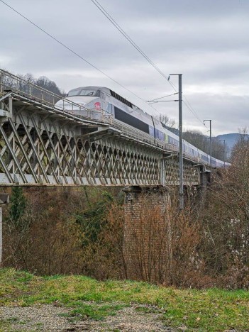 TGV sur le pont du Grenant