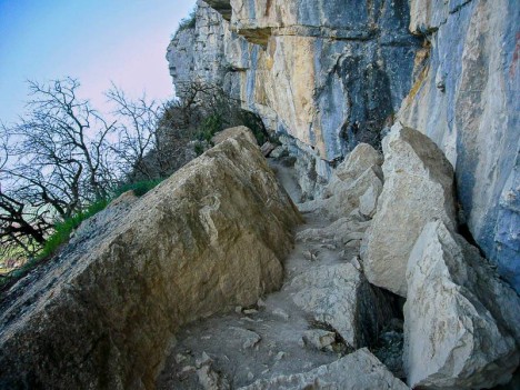 Sur le sangle de la grotte de Mandrin, Avant Pays Savoyard