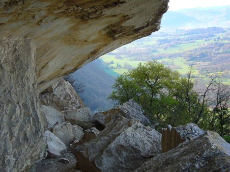 Sur le sangle de la grotte de Mandrin, Avant Pays Savoyard