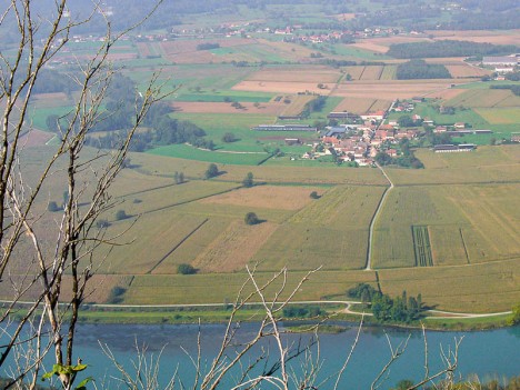 Le hameau de Bovinel dans la vallée du Rhône - Yenne, Savoie