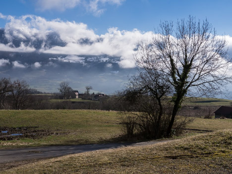 Nuages sur le Mont du Chat enneigé