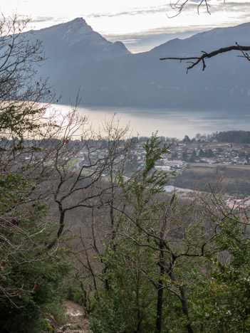 Le Lac du Bourget dominé par Mont du Chat