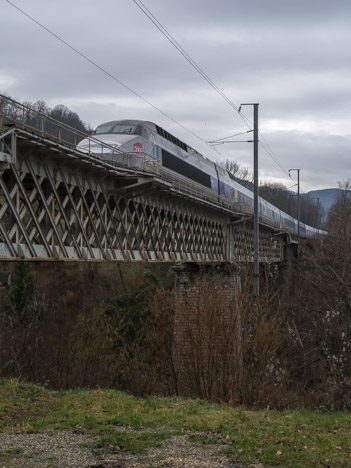TGV sur le pont du Grenant