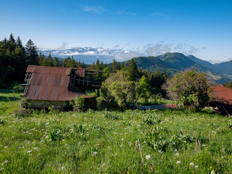 Le Chalet du Muret devant la paysage de Belledonne, juin 2021