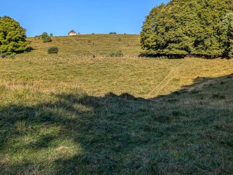 Le Chalet Vernet et la clôture repère
