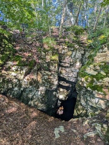 La Chambre du Curé, entrée de la grotte