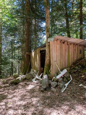 L'Éterlou, cabane de chasseurs, mai 2020