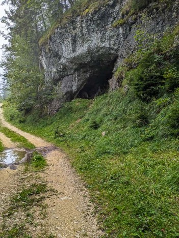 Jolie balme creusée dans la falaise