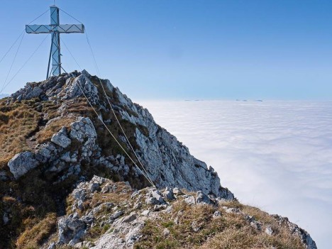 La croix sommitale, crête de la Dent d'Arclusaz