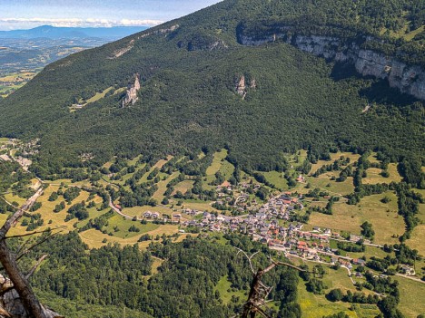 Au bord de l'à-pic de la falaise du Chainay