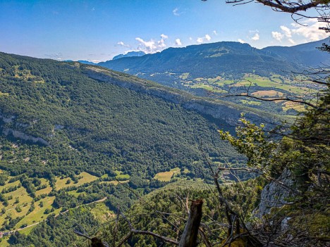 Vers l'Est, les crêtes du Roc des Bœufs