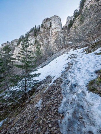 Approche de la cheminée de la Croix du Nivolet
