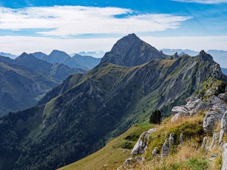 Les Aiguilles d'Arves et la Meije, au loin