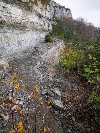 Au pied de la Falaise de Montfruitier