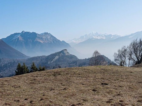 Croupe Est de la Roche du Guet, face à la Dent d'Arclusaz