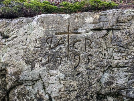 Inscription gravée dans la pierre : J.L.Q.A. R.S 1795