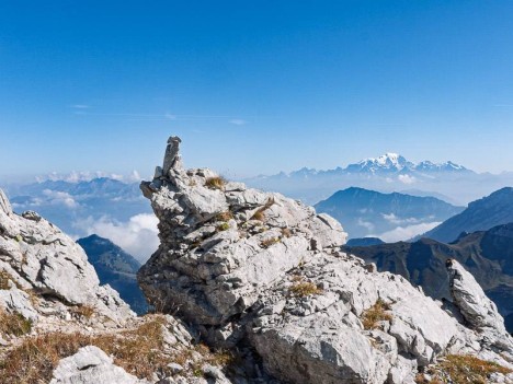 Pierre dressée sur l'arête Sud du Mont Trélod