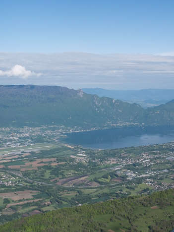 Le Lac du Bouget dominé par les Monts du Chat