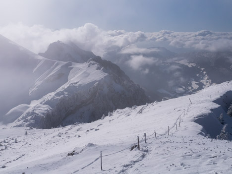 Les Rochers de la Bade derrière le Col du Colombier