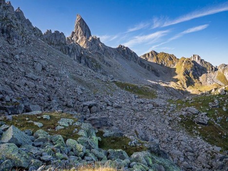 Dans un paysage d'éboulis, la Pierra Menta