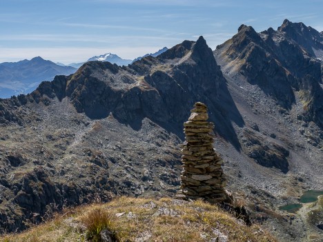 Cairn ancien dans la descente sur les Lacs de la Tempête, sept. 2012