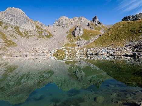 Reflet du Col du Grand Fond dans le Lac de Presset
