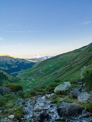 Treicol et plus loin, le Lac de Roselend