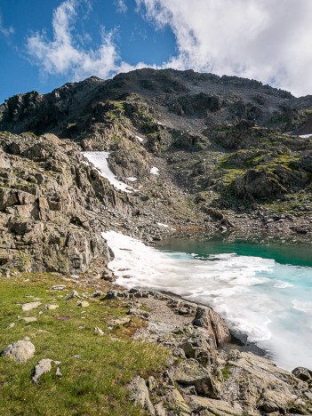 Petit lac au pied de l'arête de la Cime du Sambuis