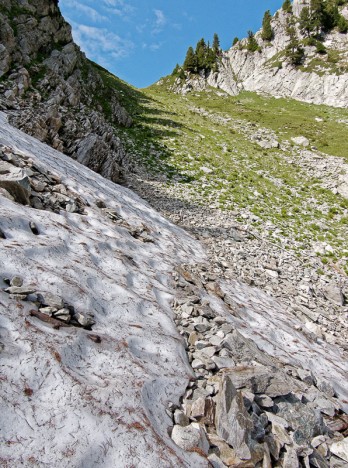 Névé sur le sentier du Col du Fort