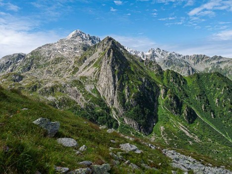 Le Roc du Pendet au premier plan