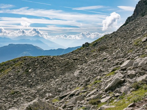 Sur le sentier du Tour du Fremezan