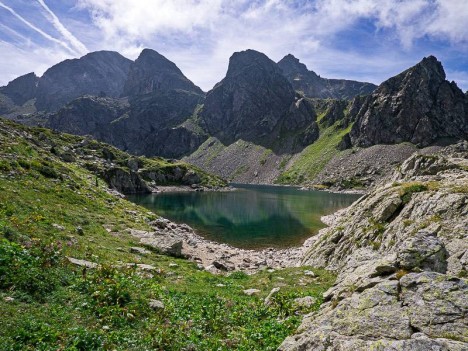 La Roche Fendue domine le Lac du Crozet