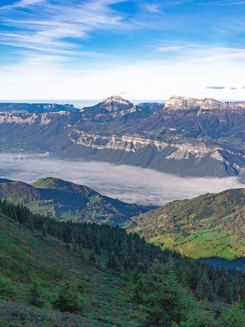 Chamechaude et la Dent de Crolles dominent le Grésivaudan