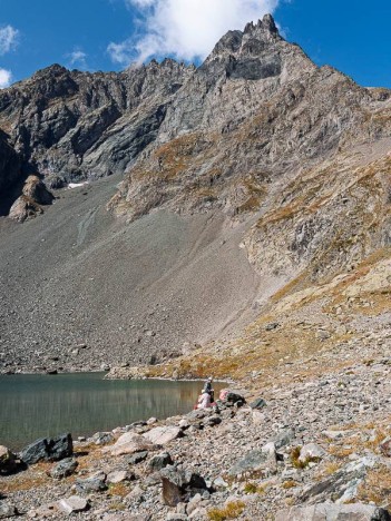 Au bord du Lac de Belledonne au pied du Grand Pic