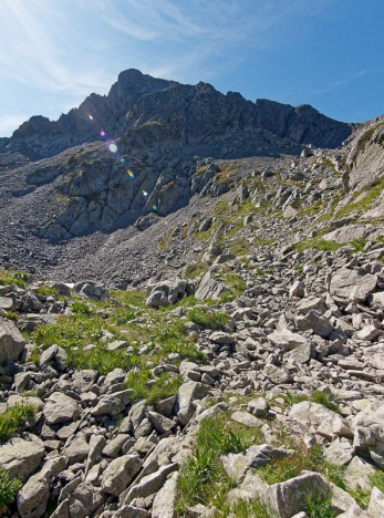 Combe d'accès à la vire qui conduit sous le sommet du Fort