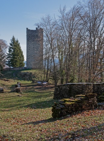 Le plateau et le donjon de Montmayeur