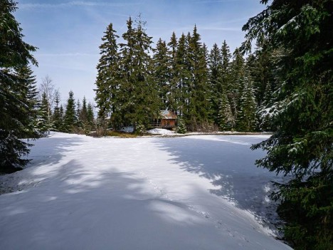 Le Lac des Tavernes enneigé