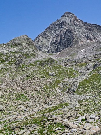 Le Col de Mouchillon dominé par le Rocher Badon