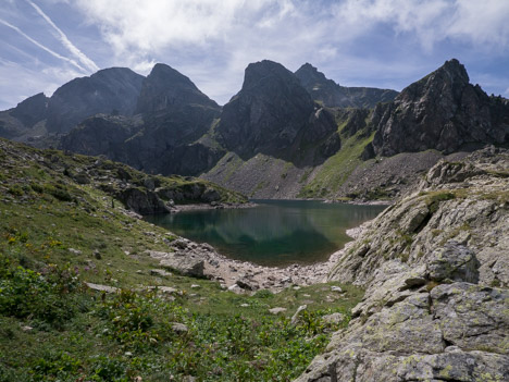 La Roche Fendue domine le Lac du Crozet