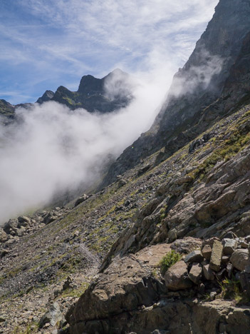 Nuages dans la descente sous le Col du Galeteau