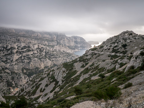 Au débouché du vallon du passage inférieur de la Falaise de Morgiou