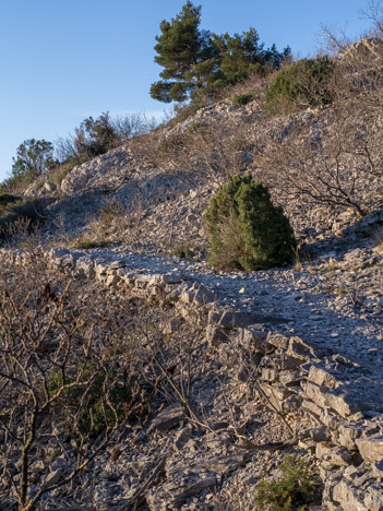 Chemin en remblai à travers la Gardiole