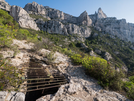 La grotte du plateau de la Calanque des Pierres Tombées
