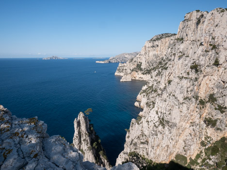 Cap Morgiou et l'Île de Riou au loin