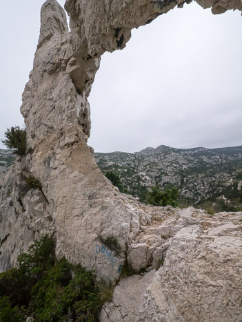 Le Baou Rond à travers la Roche Percée de Morgiou